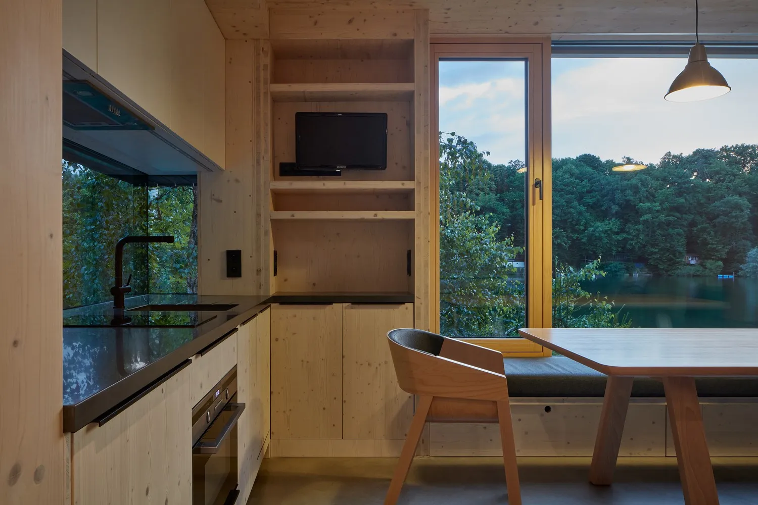 受船舱启发的别墅，由Prodesi | Domesi设计，位于捷克共和国