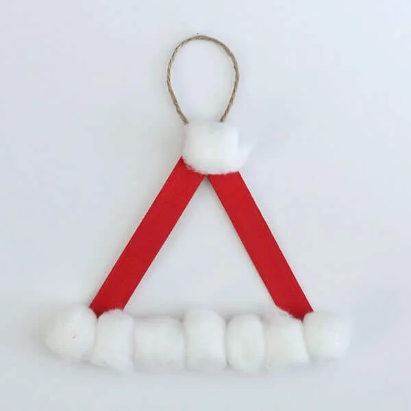 11. Decoración navideña casera con gorro de Santa hecho con palillos