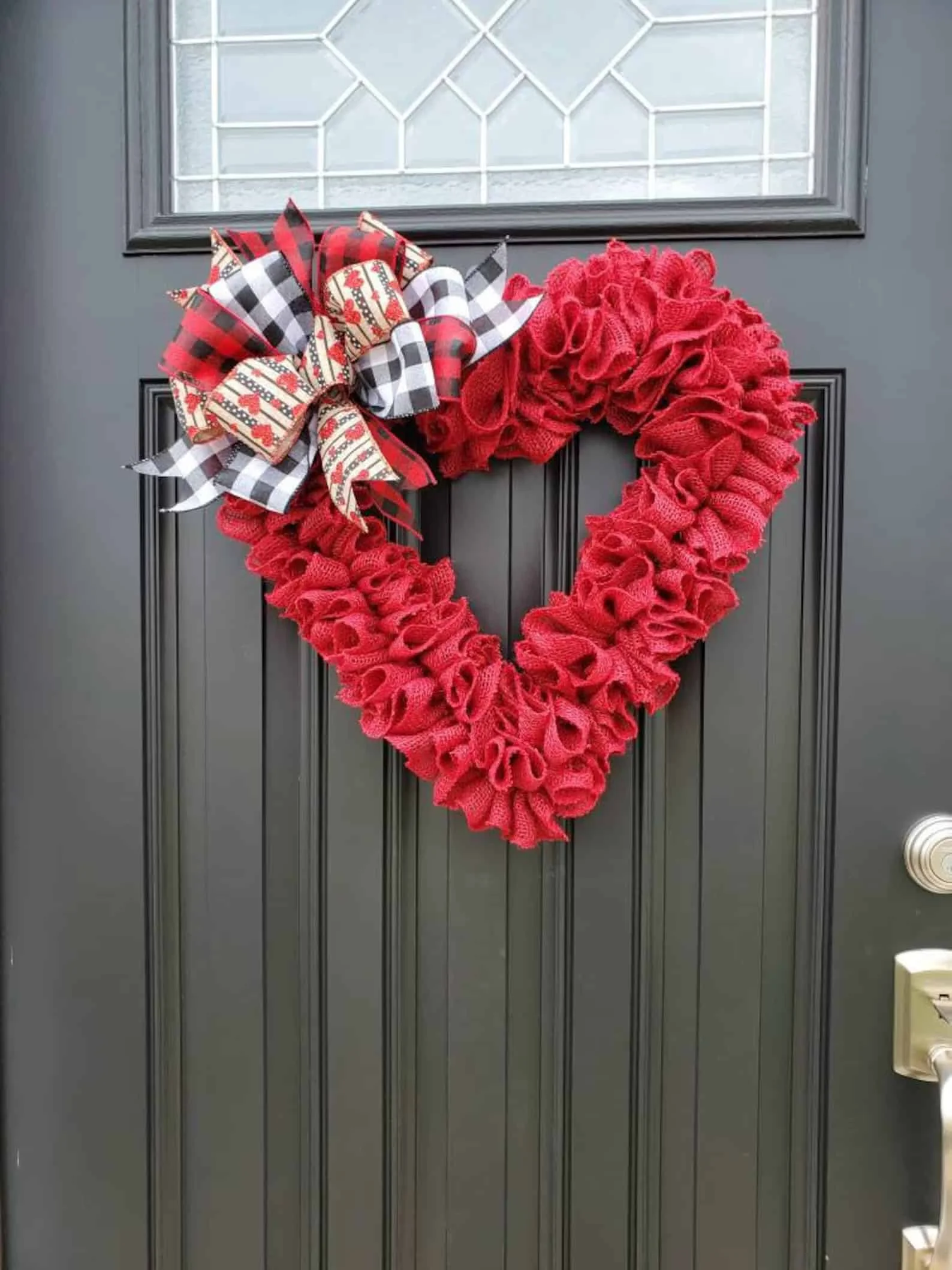 16. Roter Kranz mit Herz zum Valentinstag