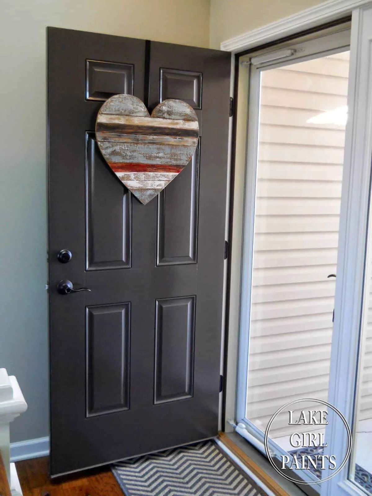 2. Corona de trozos de madera en forma de corazón