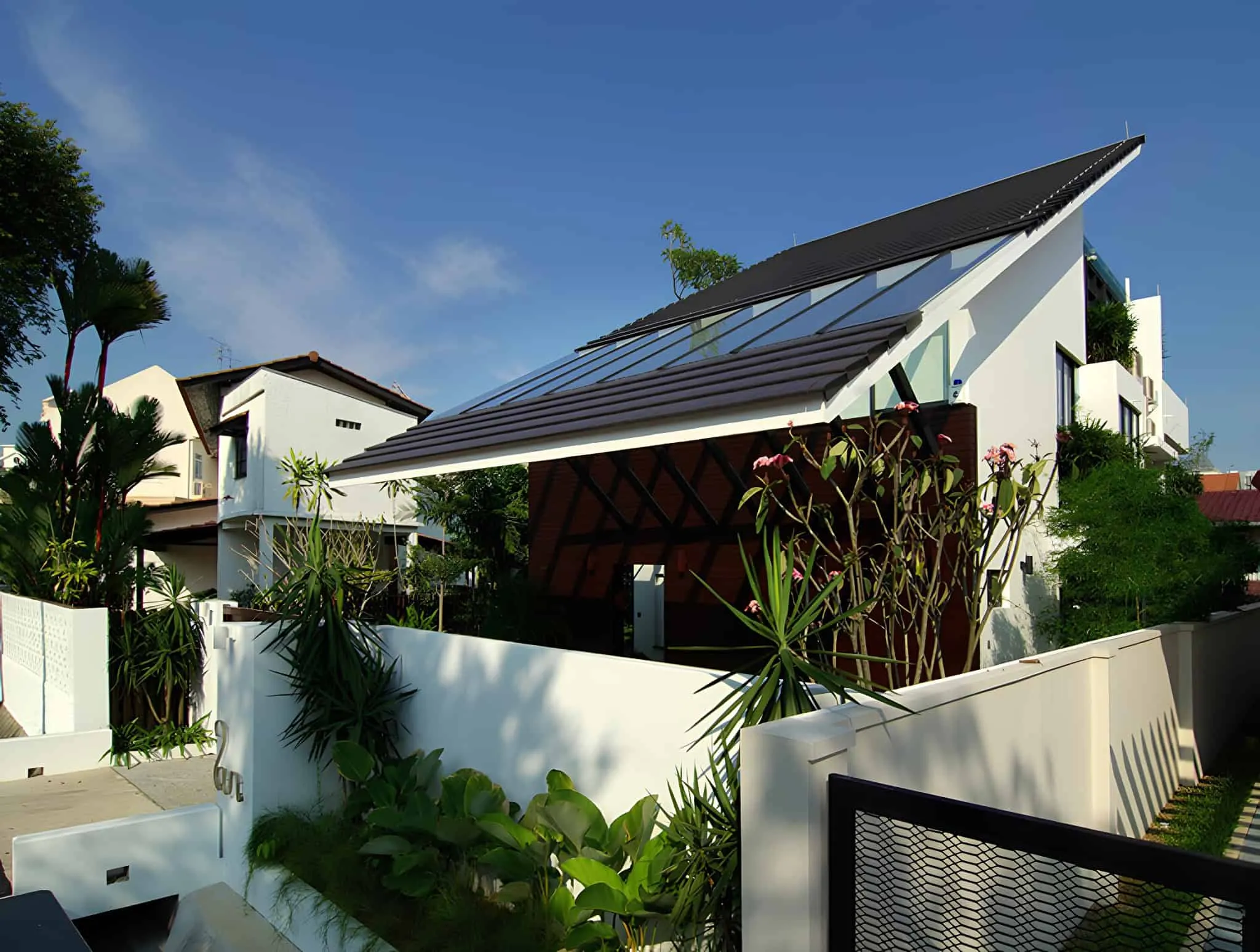 梅灵瓦街入口的角景，绿色墙面和瓦屋顶。