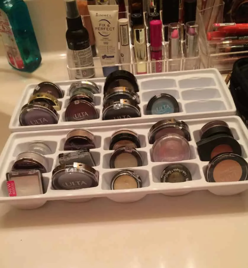 5. DIY-Kosmetikorganizer aus Eiswürfeln