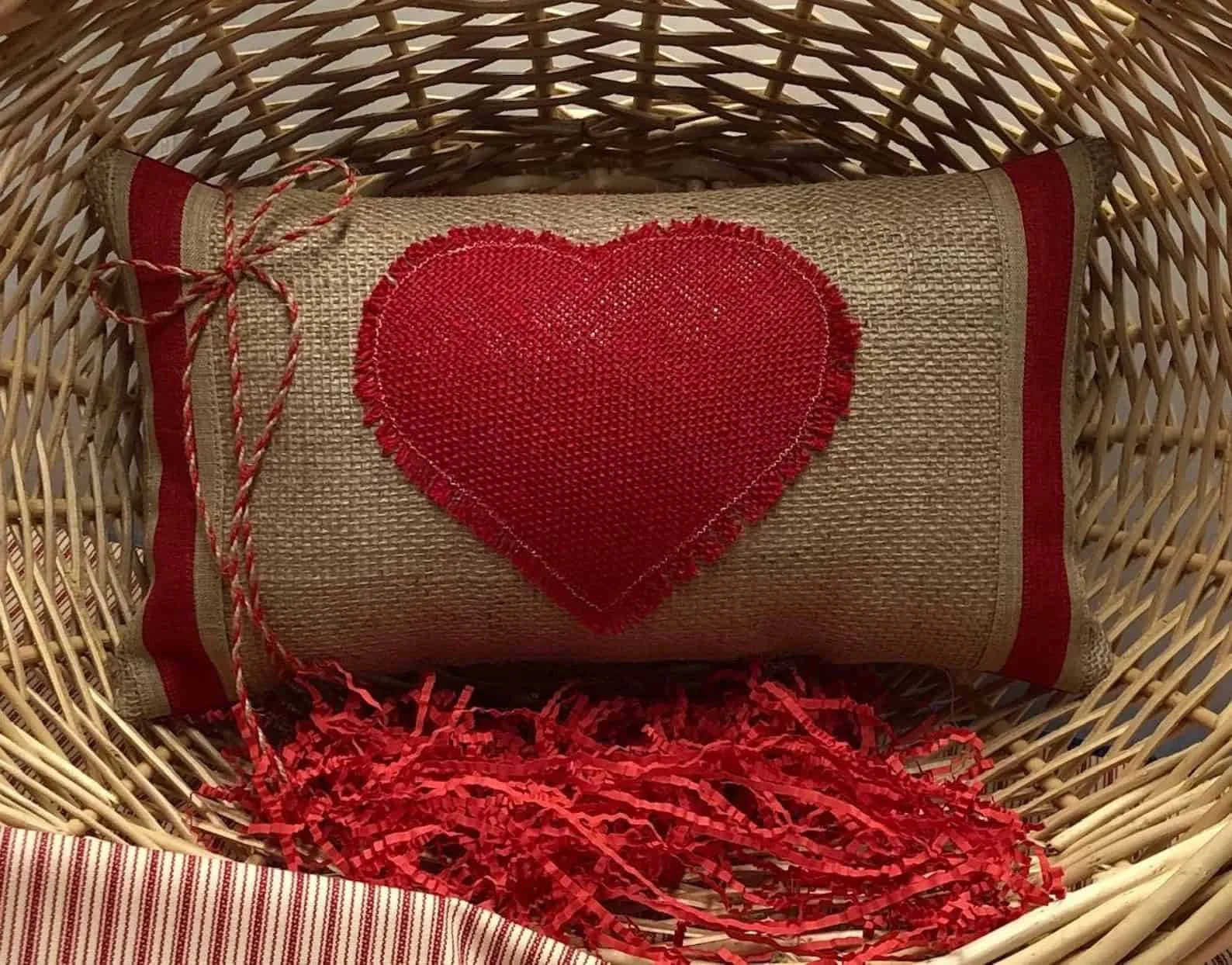 15. Kissen mit Herz-Akzent zum Valentinstag