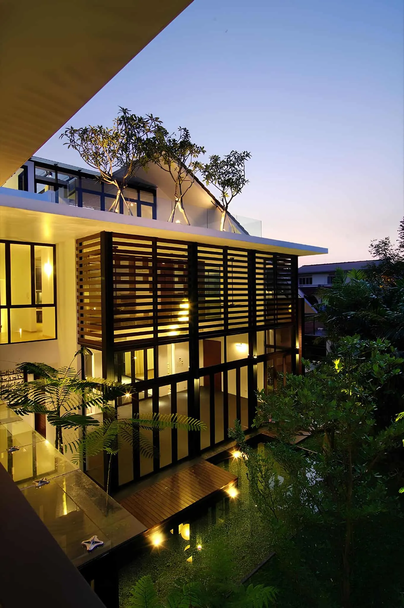 建筑木格栅和傍晚时分的上层花园，梅灵瓦街。