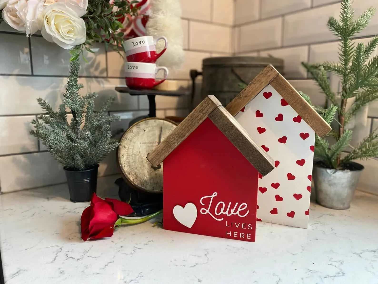 14. “爱在这里”迷你乡村标志