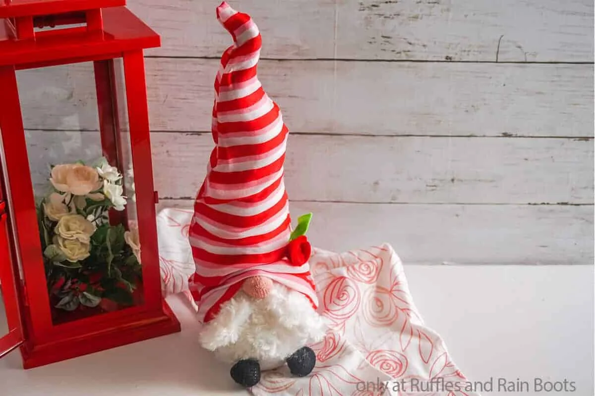 15. Gnomo sencillo para el Día de San Valentín con taza