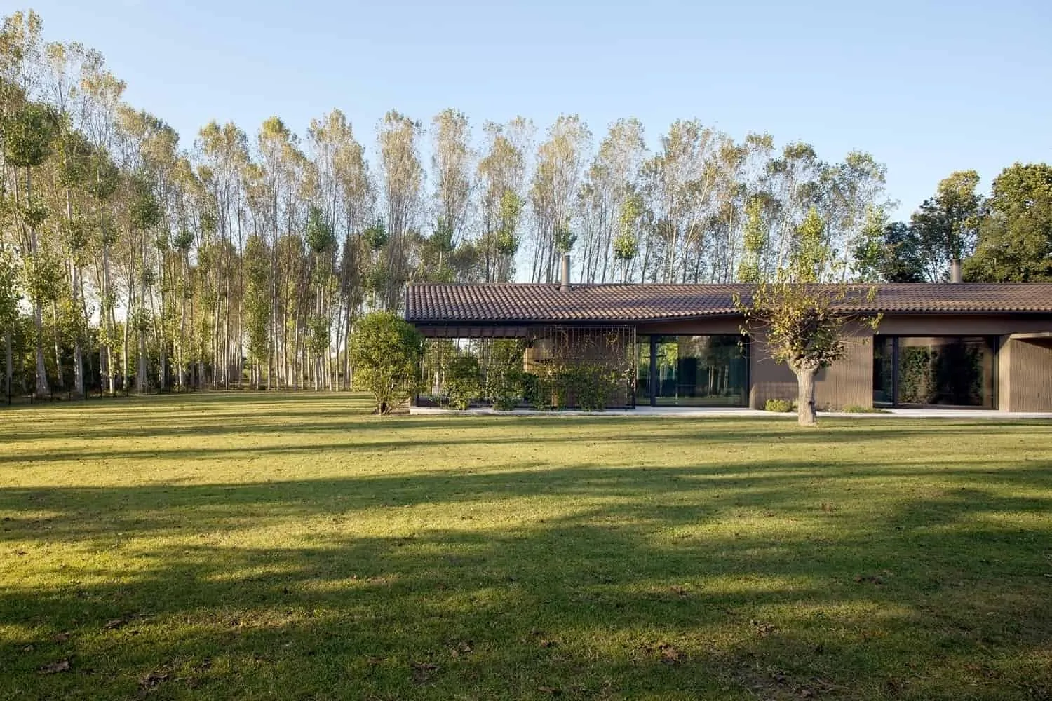 MIDE Architects设计的柳树之家，意大利斯科爾扎