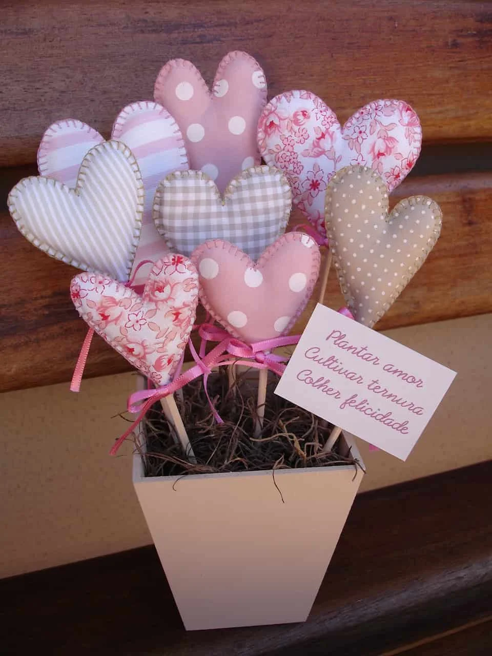 6. Ramo de almohadas en forma de corazón bordadas