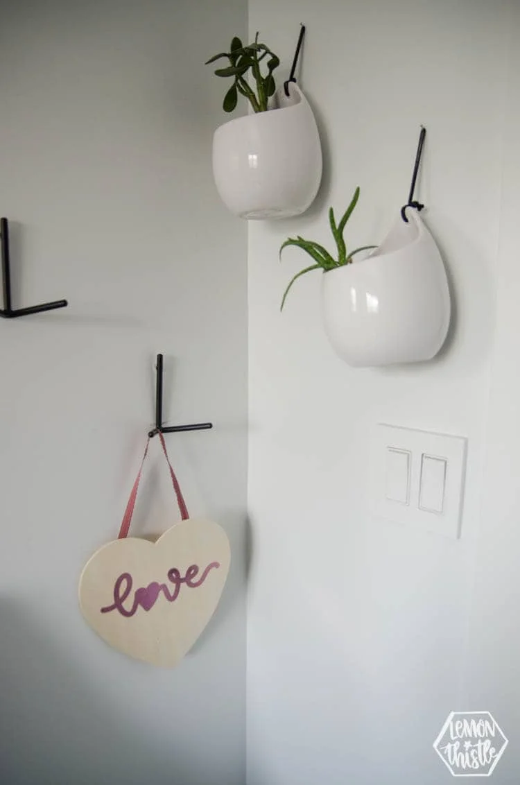 15. Tabla DIY con la palabra amor hecha de madera