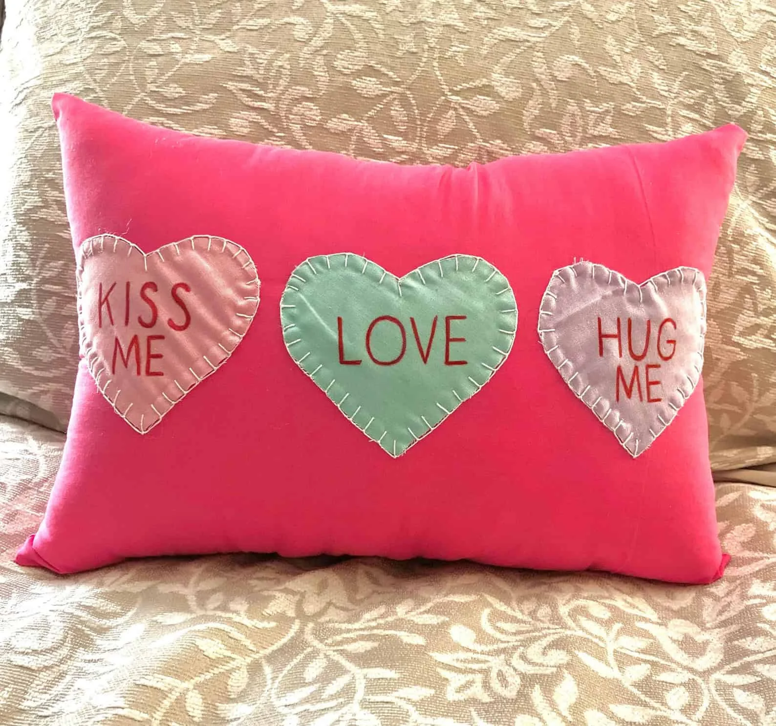 10. Kissen mit Herzensbonbons zum Valentinstag