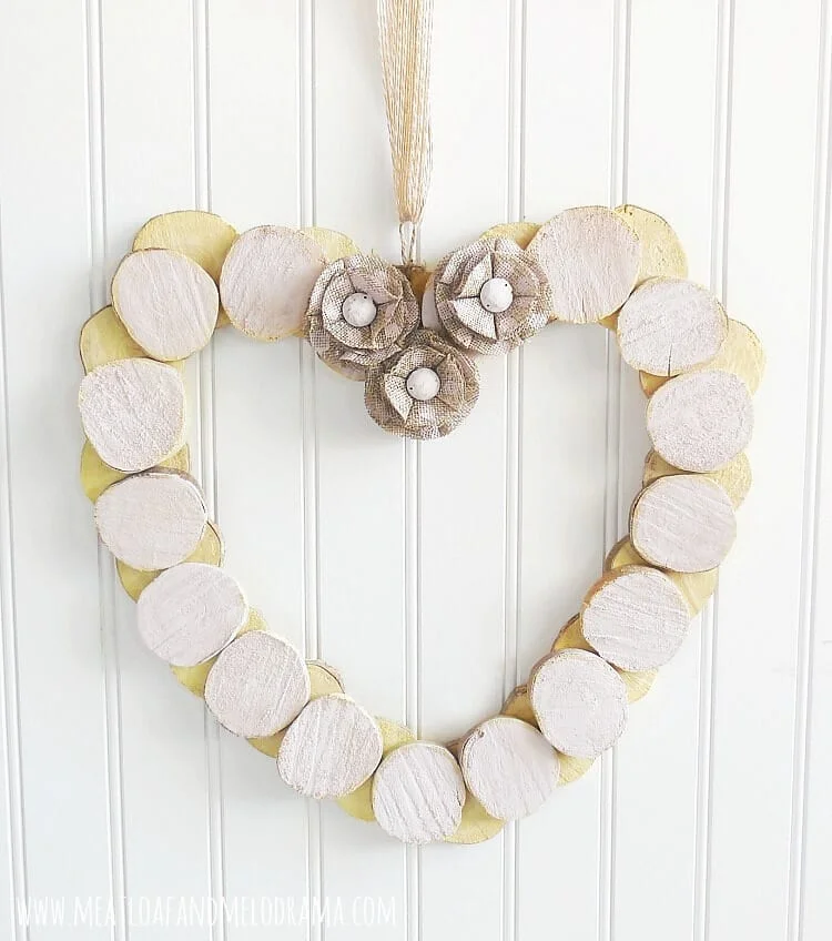 14. Haz una corona de madera en forma de corazón