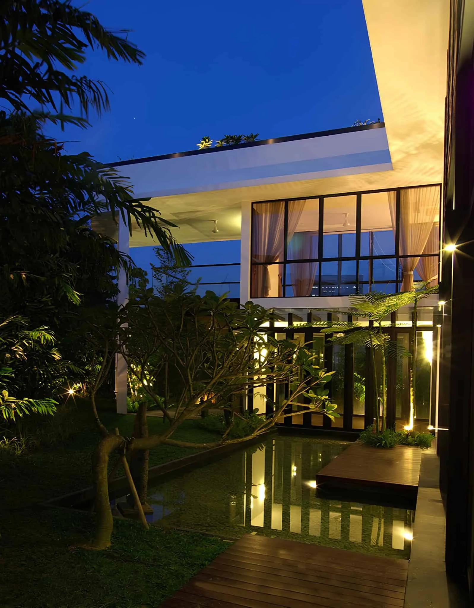 傍晚时分，反射池和梅灵瓦街室内照明的景象。