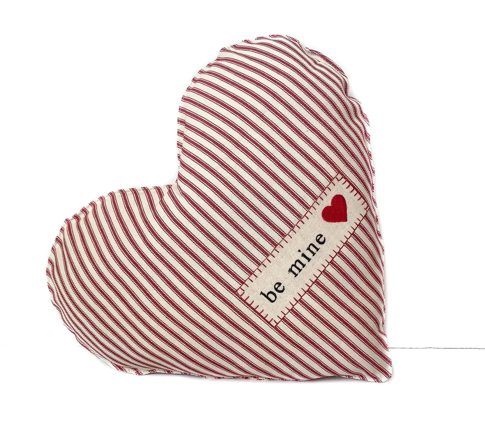 7. Kissen mit roter Kästchenmuster und Herz zum Valentinstag