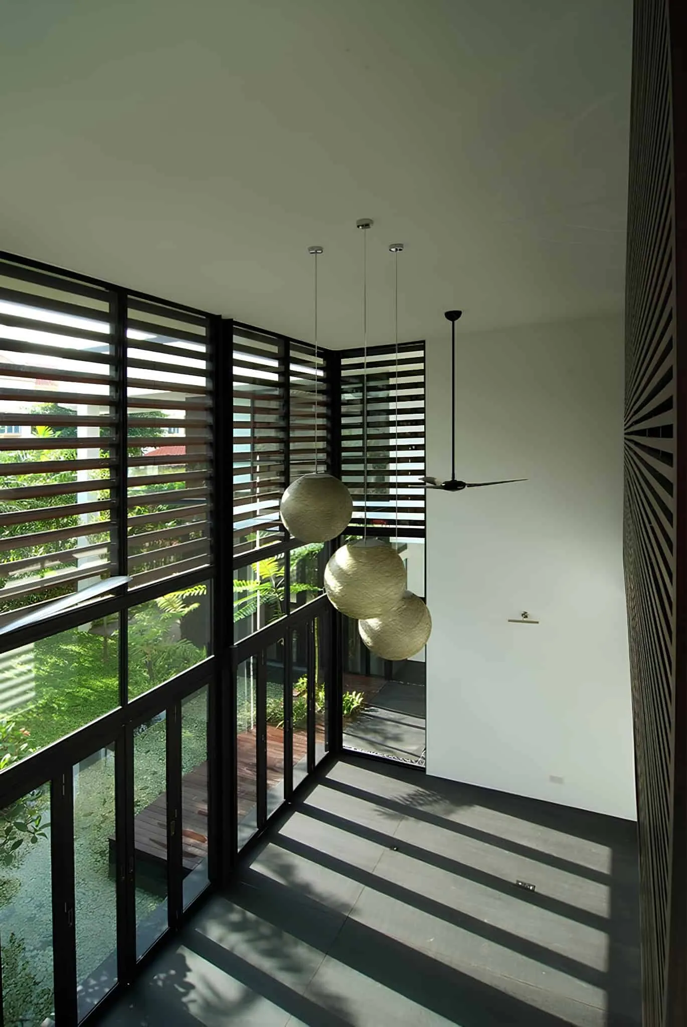 阳光透过天窗窗户照射在地面上的角景。