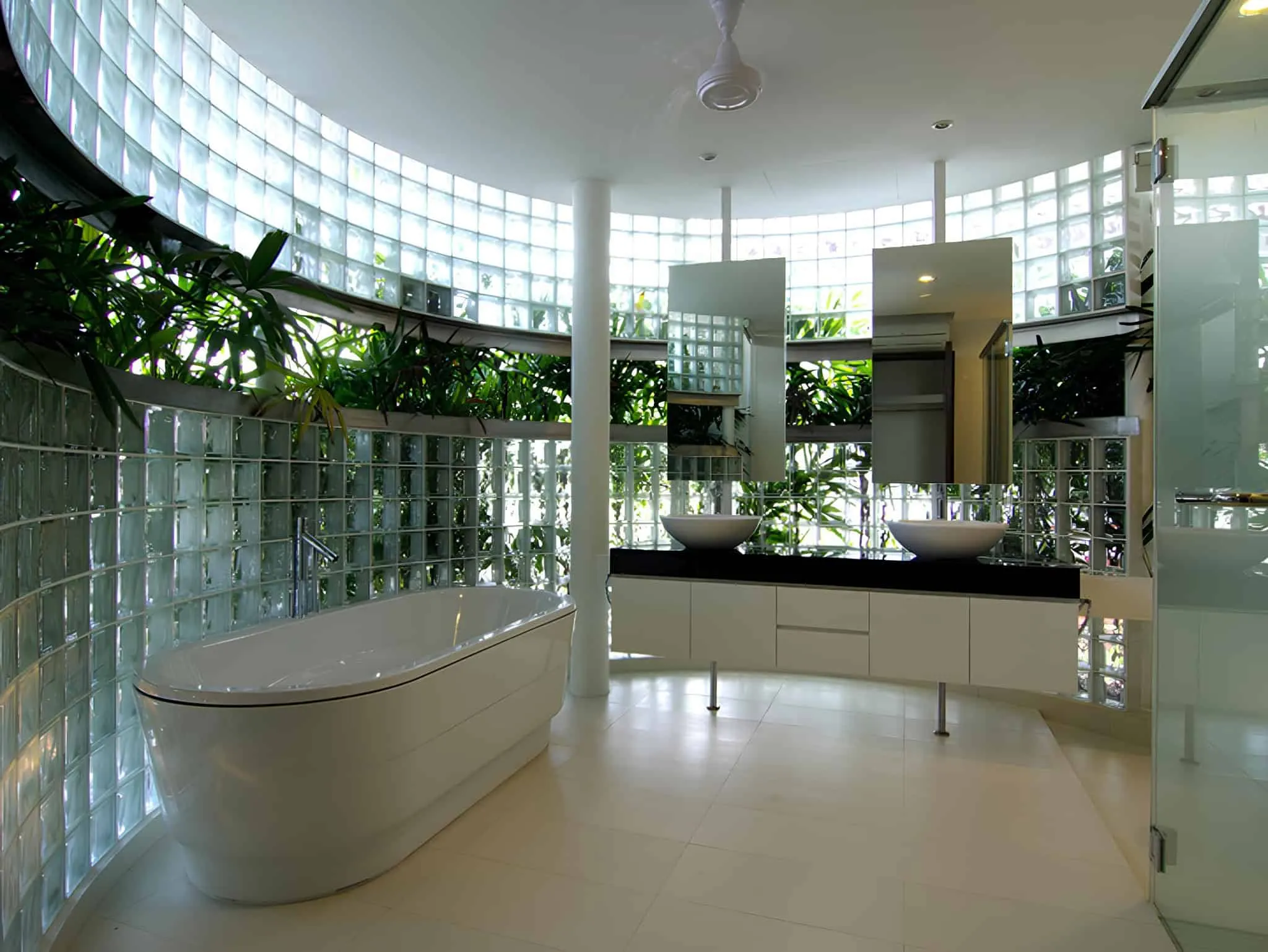 门廊的细节图，带有房屋编号和梅灵瓦街阴影。