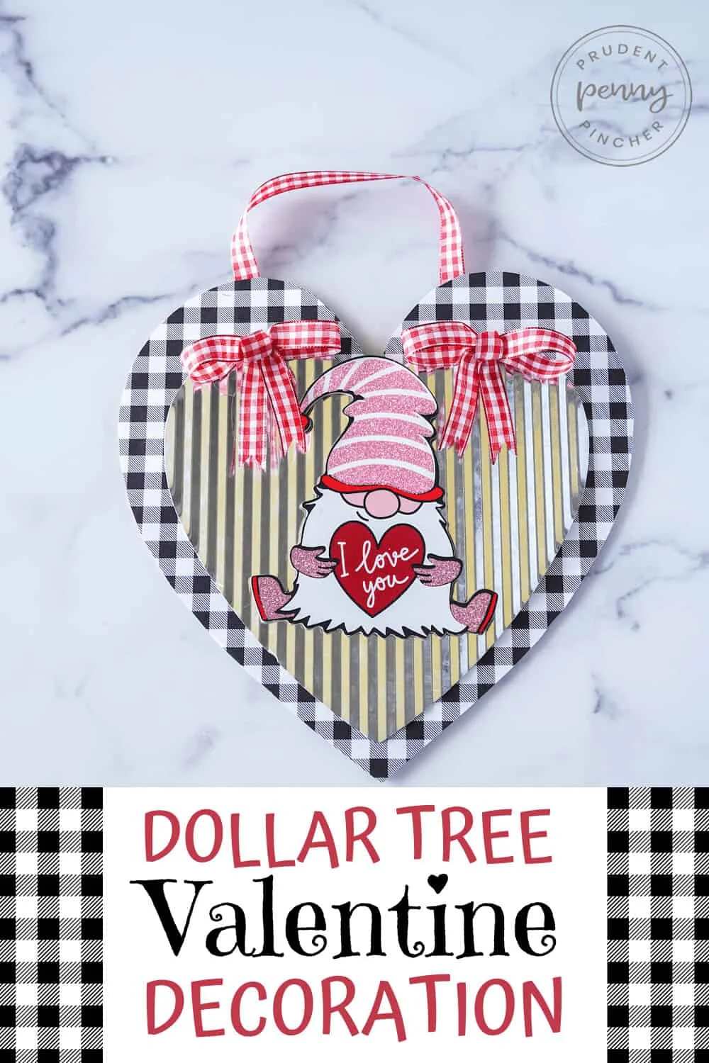 12. Decoración para pared con corazones DIY en Dollar Tree