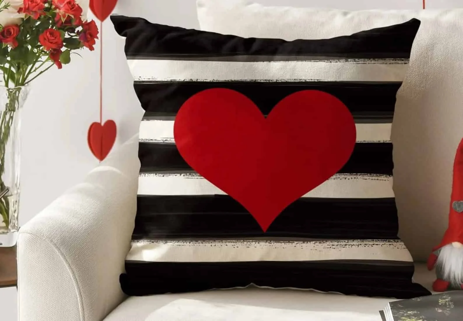 13. Kissen mit schwarzer Streifen zum Valentinstag