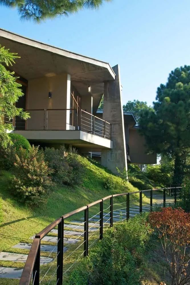 拉杰夫·赛恩设计的喜马拉雅山住宅,位于印度卡苏里 拉杰夫·赛恩设计的喜马拉雅山住宅,位于印度卡苏里