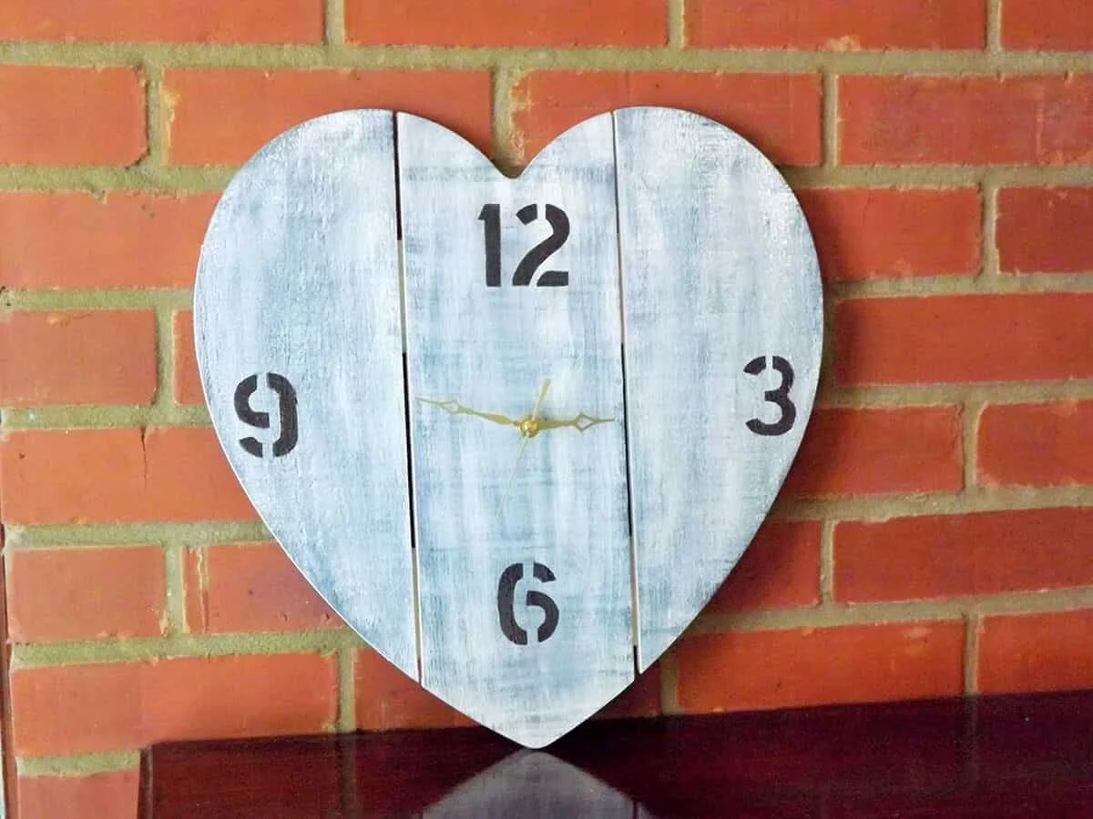 12. Reloj rústico DIY en forma de corazón