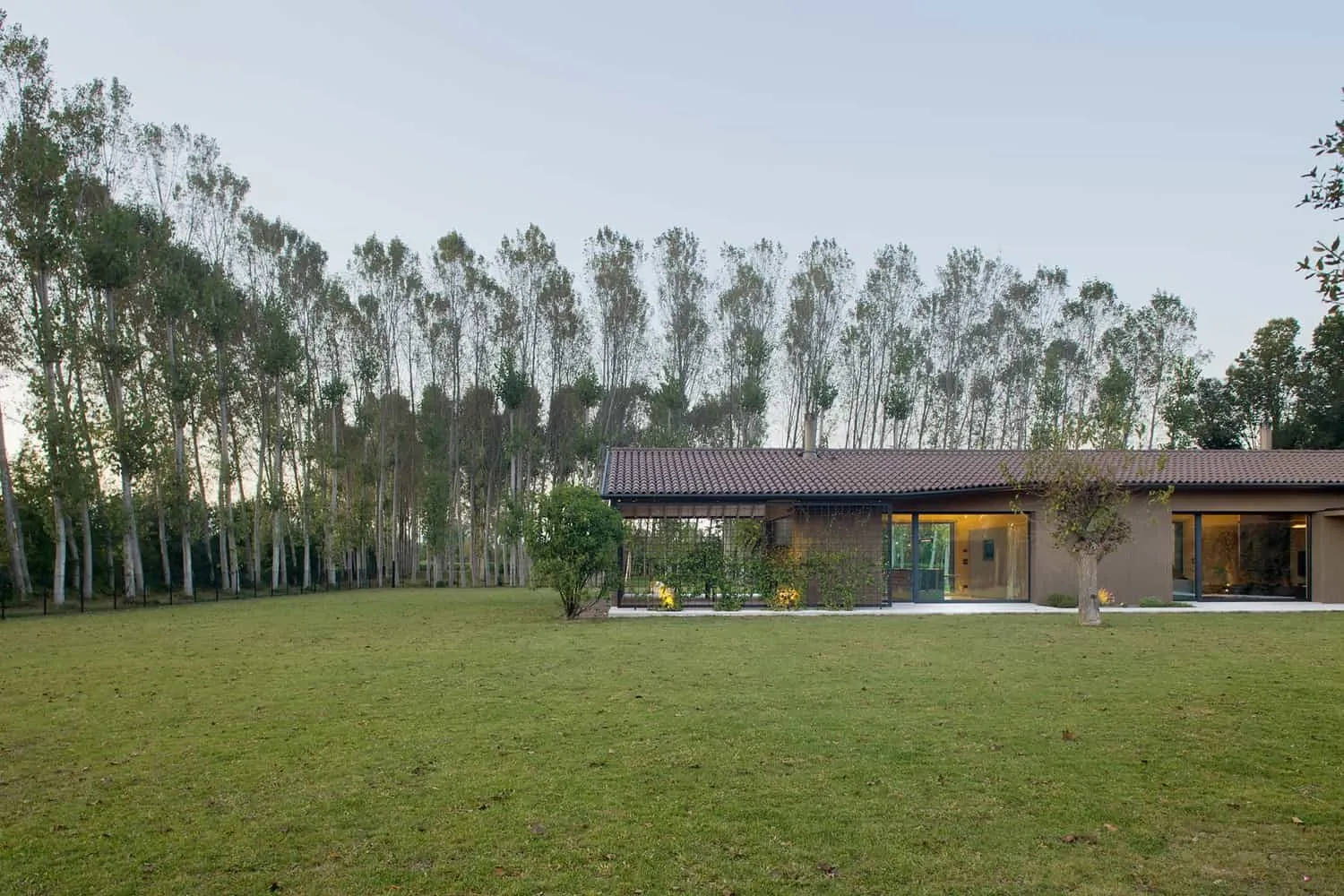 MIDE Architects设计的柳树之家，意大利斯科爾扎