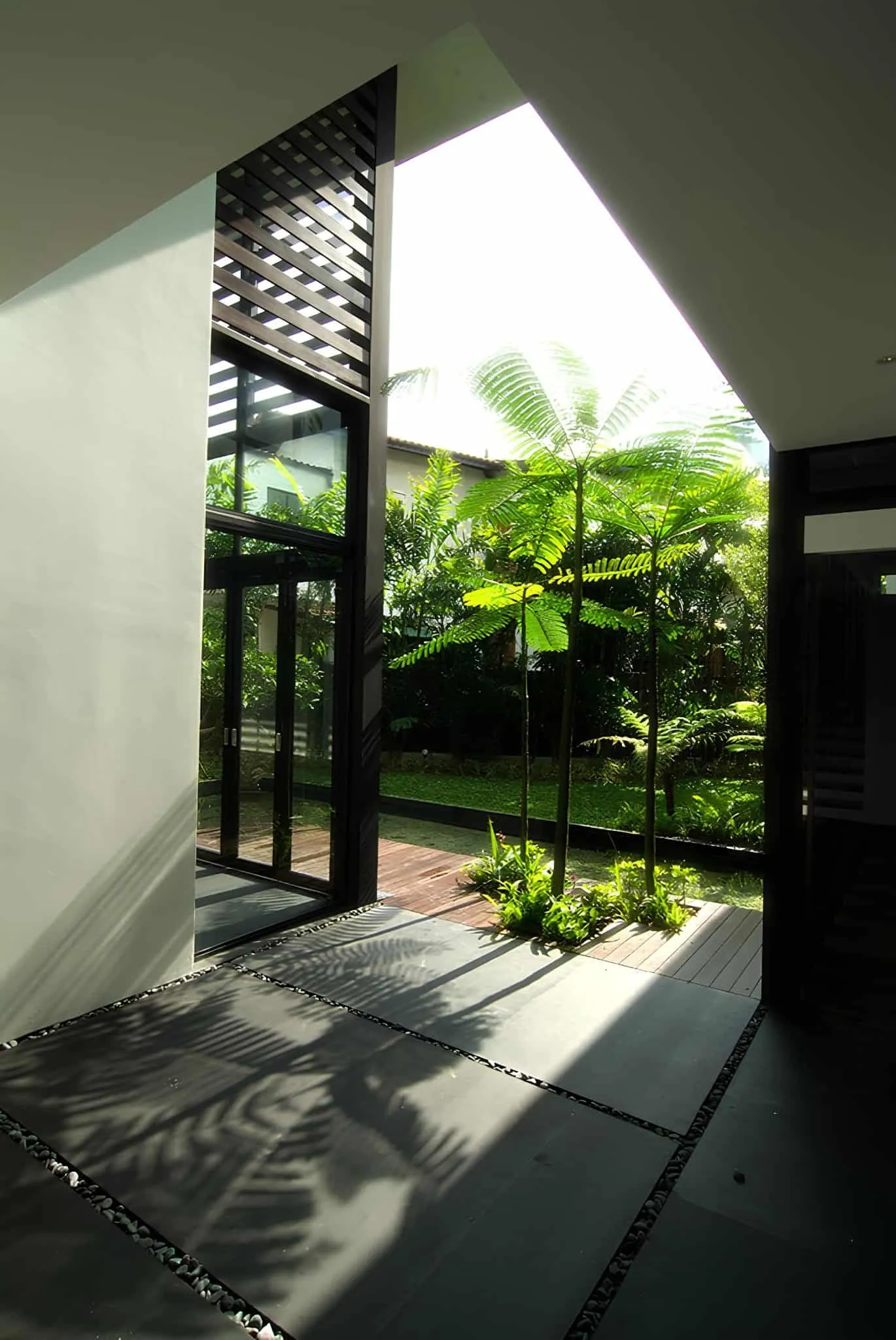 从梅灵瓦街内部看花园，带有戏剧性屋顶开口的框架。