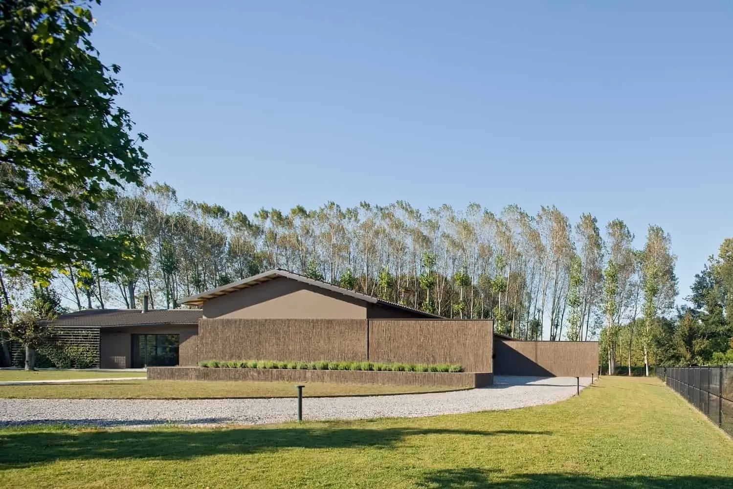 MIDE Architects设计的柳树之家，意大利斯科爾扎