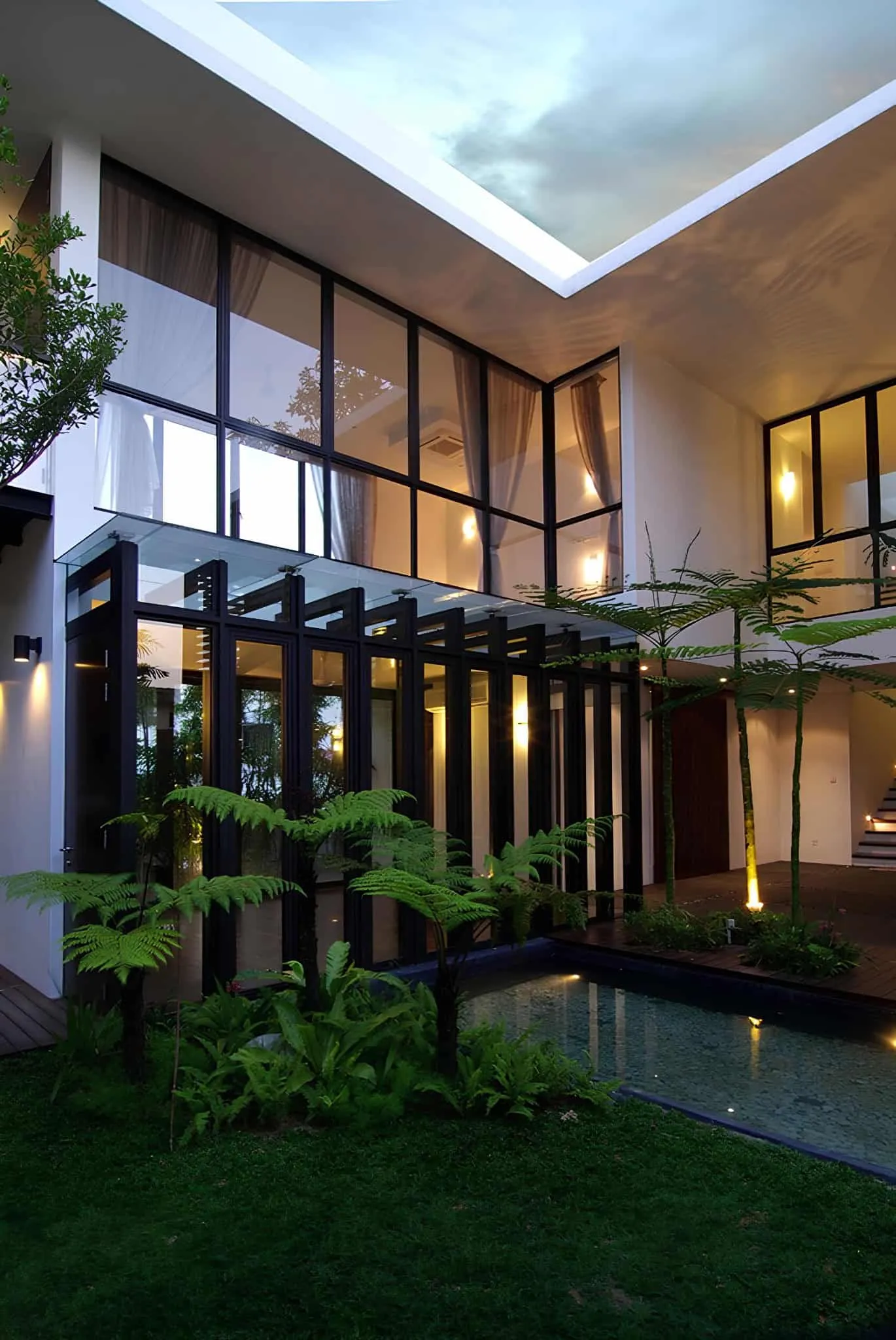 梅灵瓦街露台的夕阳景象，温暖照明和水面倒影。