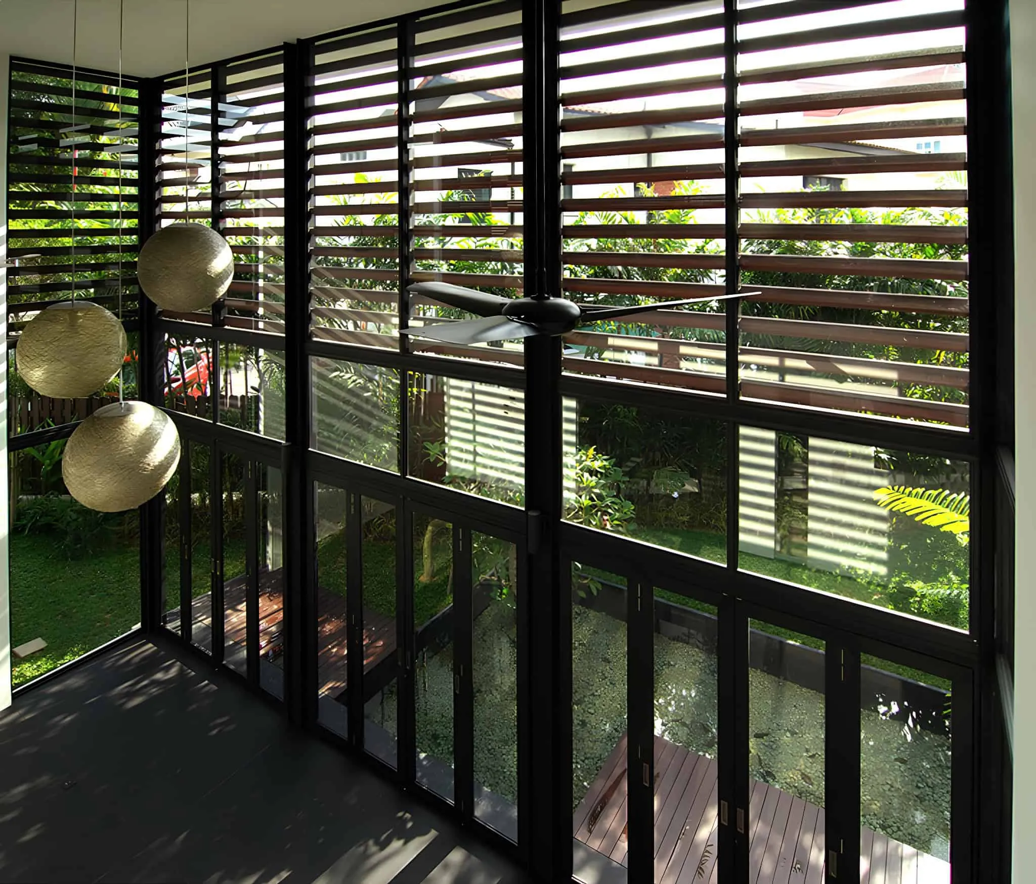 通过梅灵瓦街的大天窗窗户的内部视角，配有悬挂灯具。