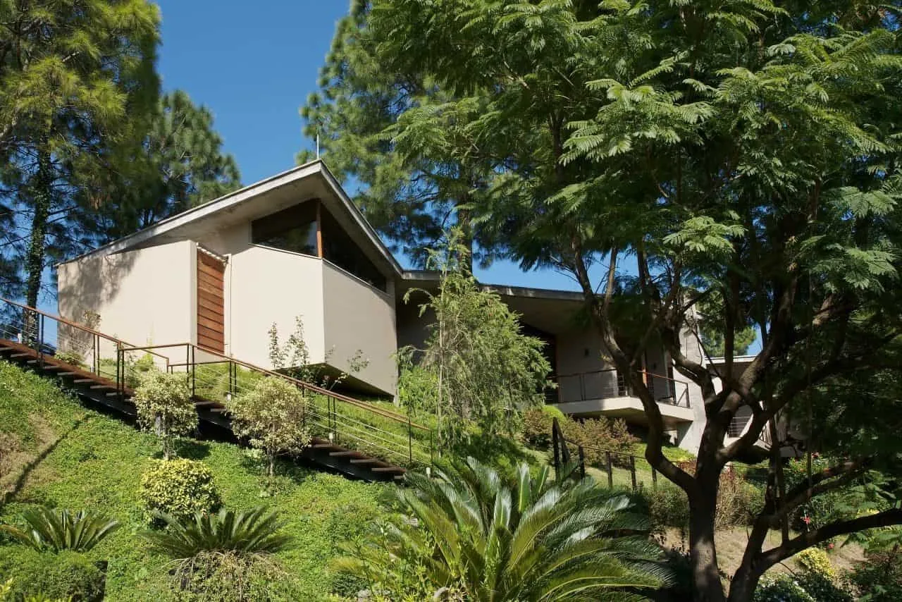 拉杰夫·赛恩设计的喜马拉雅山住宅,位于印度卡苏里 拉杰夫·赛恩设计的喜马拉雅山住宅,位于印度卡苏里