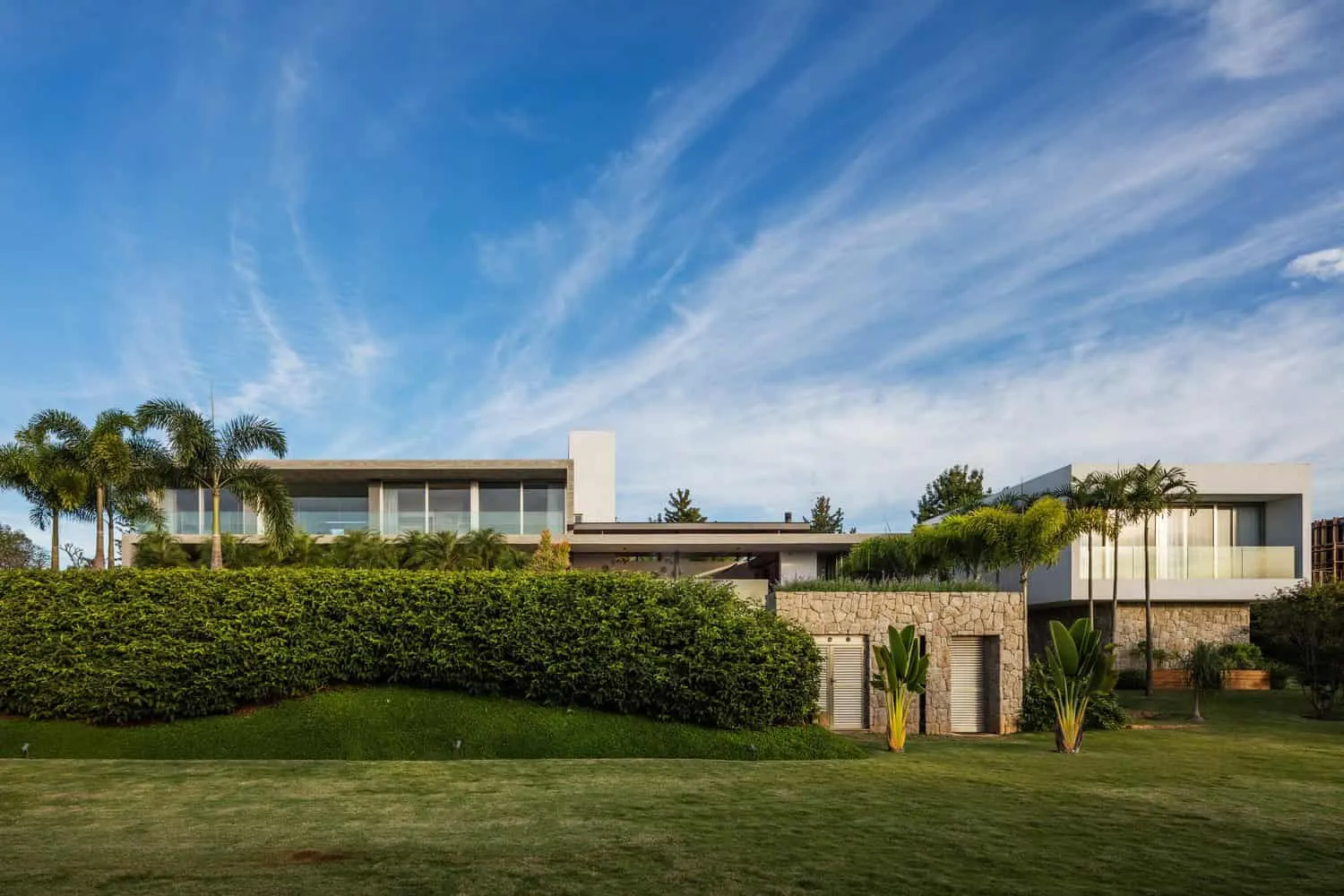 巴西圣保罗州布拉干萨-保利стаDMG住宅由Reinach Mendonça Arquitetos Associados设计