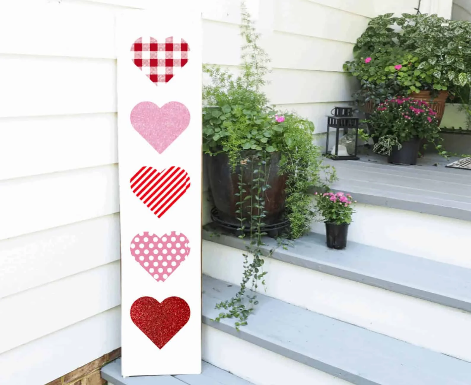 7. 露台情人节木制爱心标志