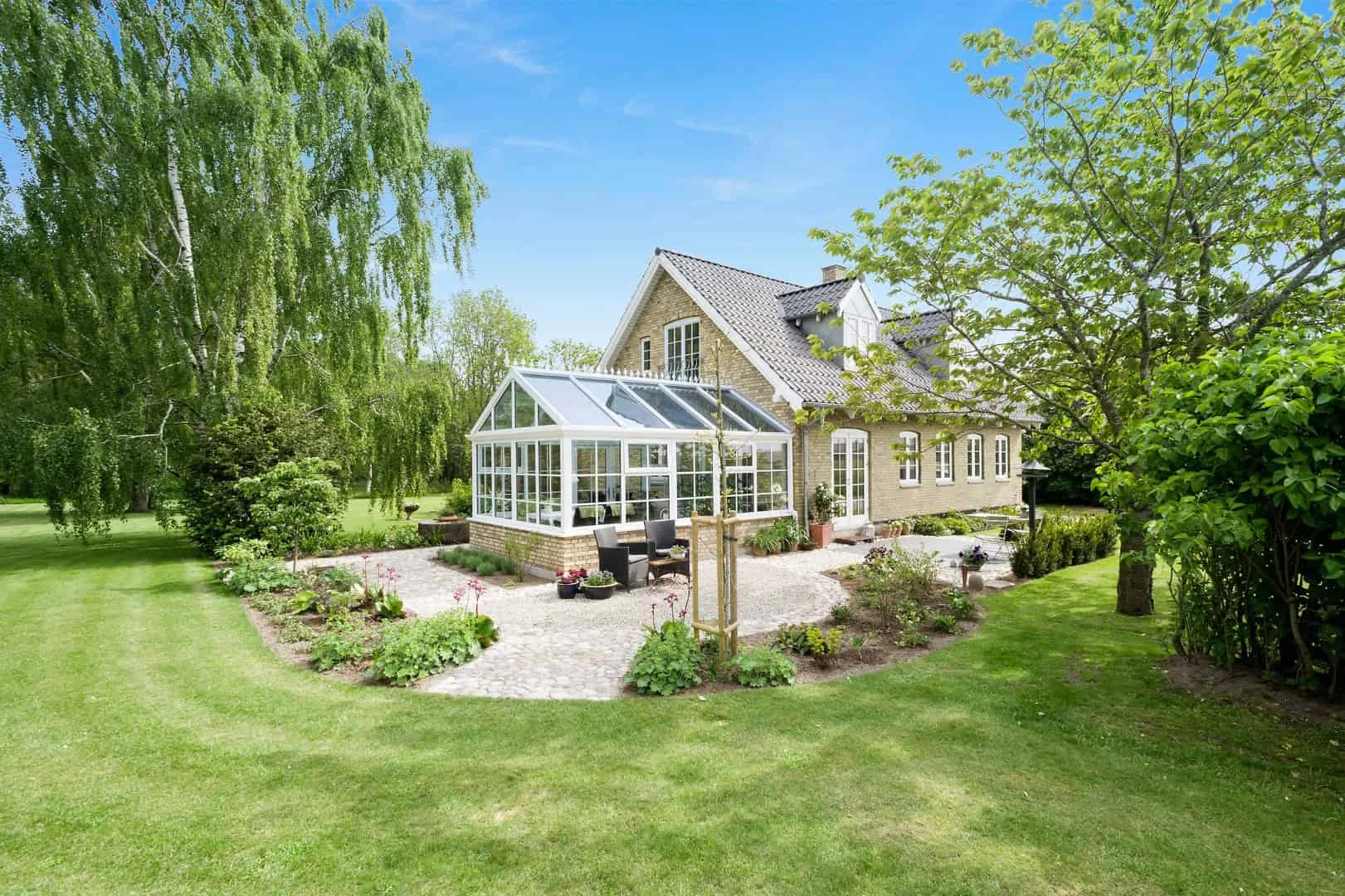 11. Invernadero y pabellón