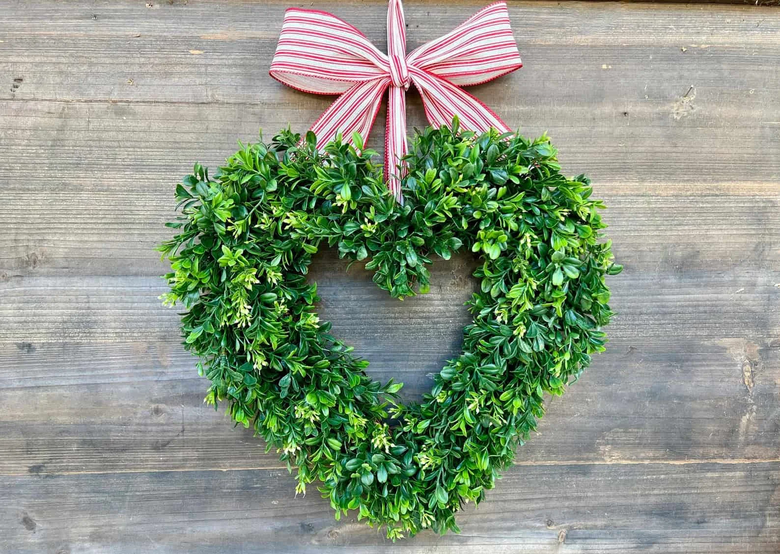 4. 心形木制门饰花环