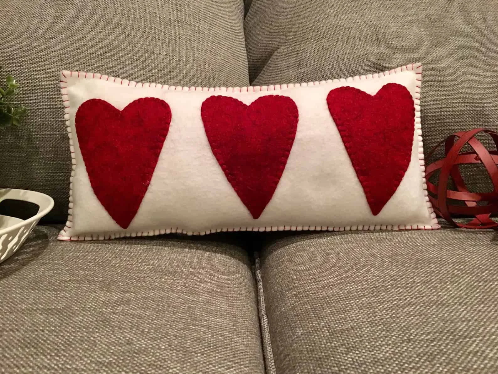 4. Wollkissen mit Herzen zum Valentinstag