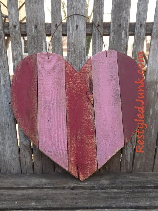 8. Corazón hecho con trozos de madera