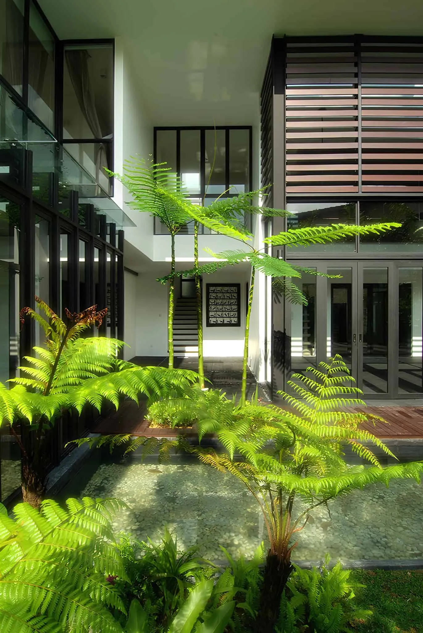 梅灵瓦街露台的傍晚景象，水面倒影和室内照明。