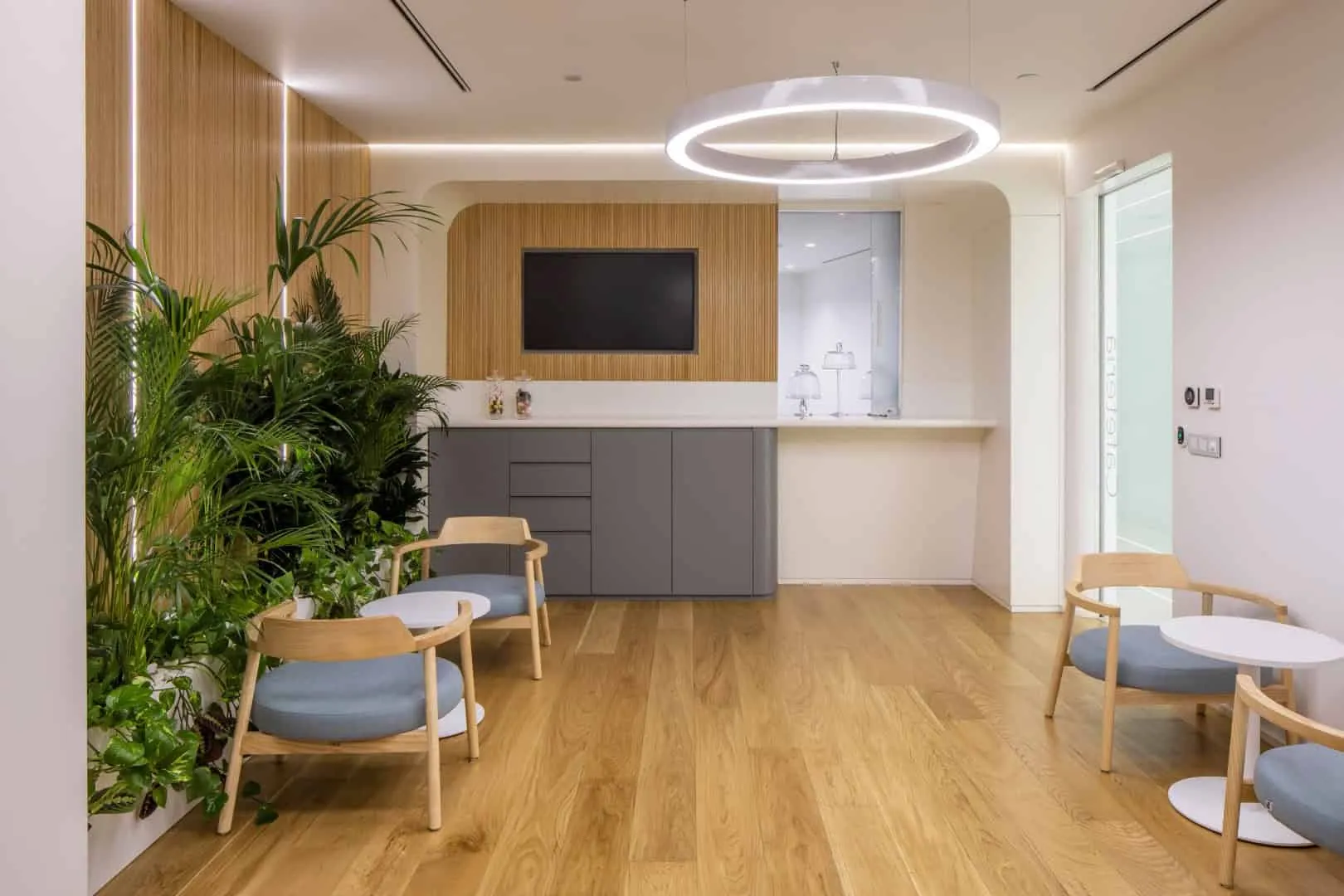 基于“数字森林”理念设计的植发诊所