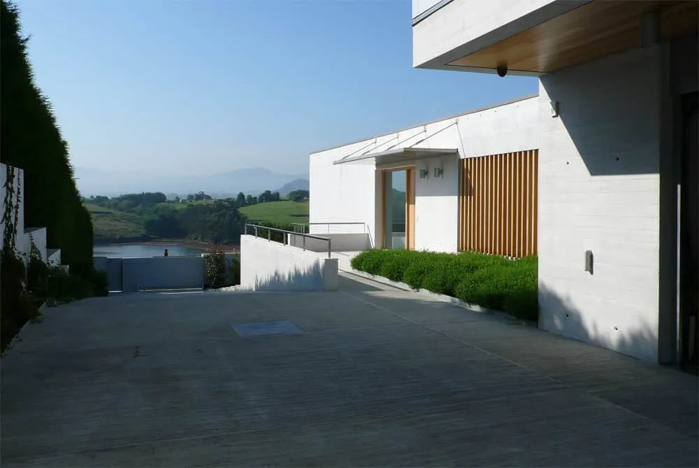 索莫布u的现代简约住宅,位于西班牙,由爱德华多·费尔南德斯和弗洛伦蒂娜·穆鲁萨巴尔设计 索莫布u的现代简约住宅,位于西班牙,由爱德华多·费尔南德斯和弗洛伦蒂娜·穆鲁萨巴尔设计