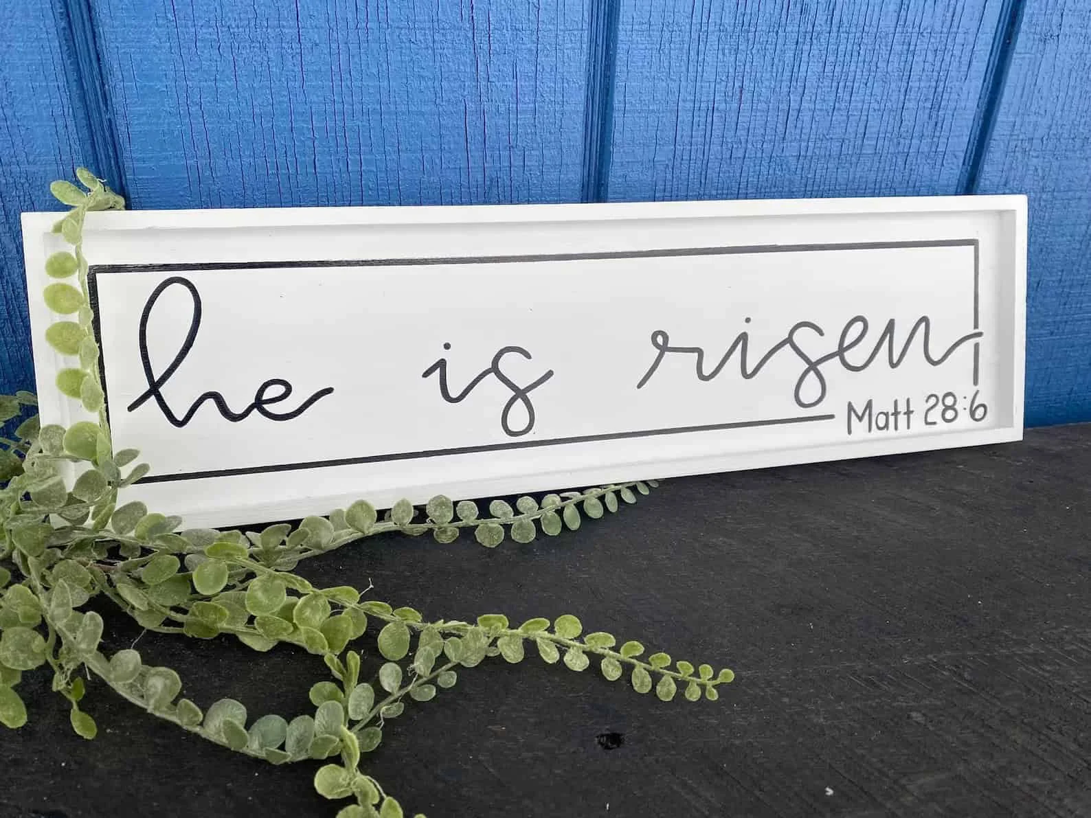 17. 长款“他复活了”标识