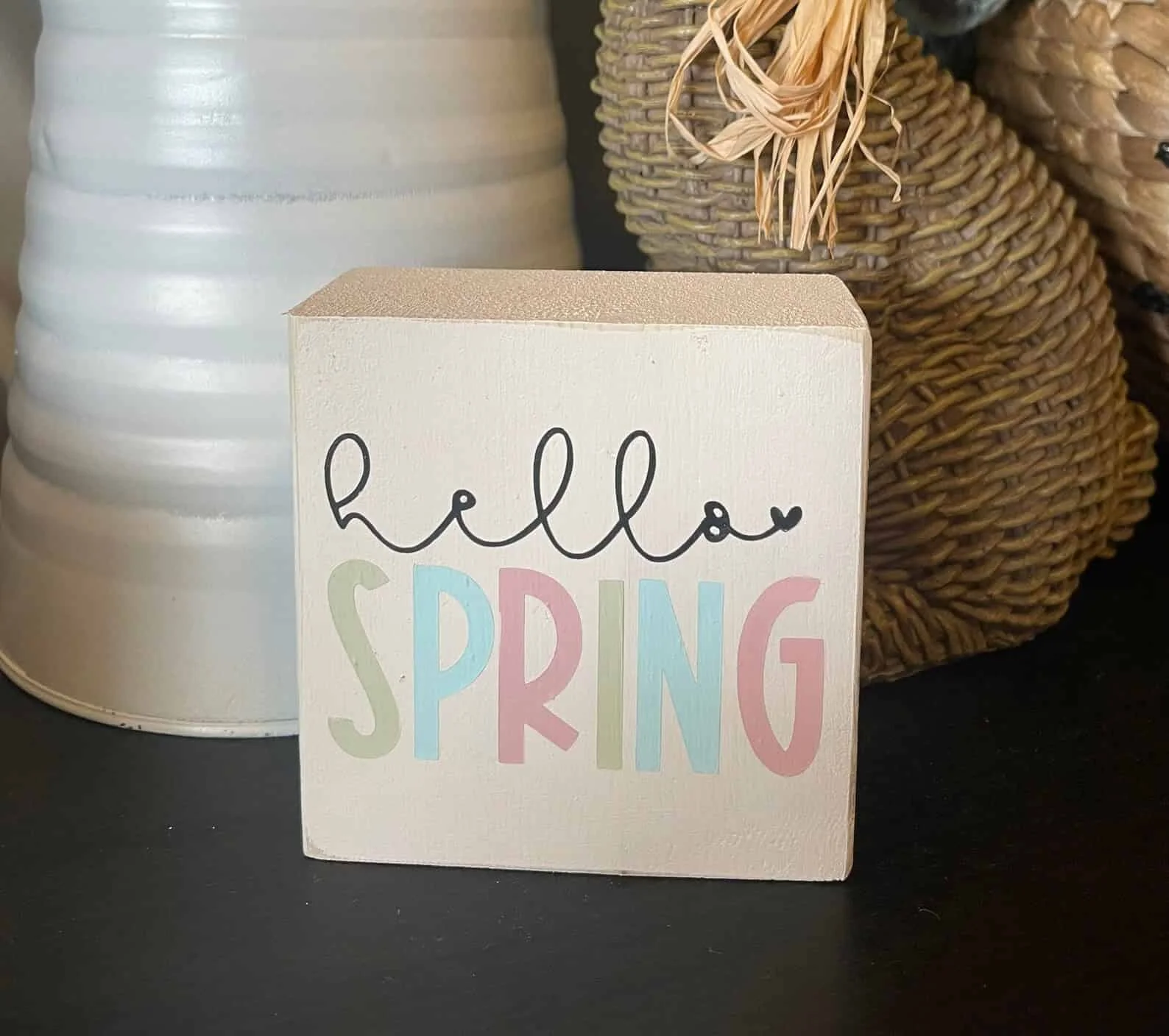 13. 村庄风格木制复活节标识