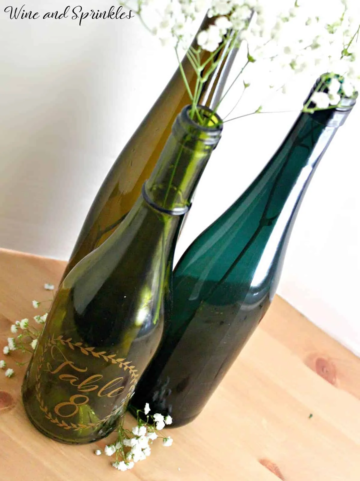 4. Números de mesa hechos con botellas de vino