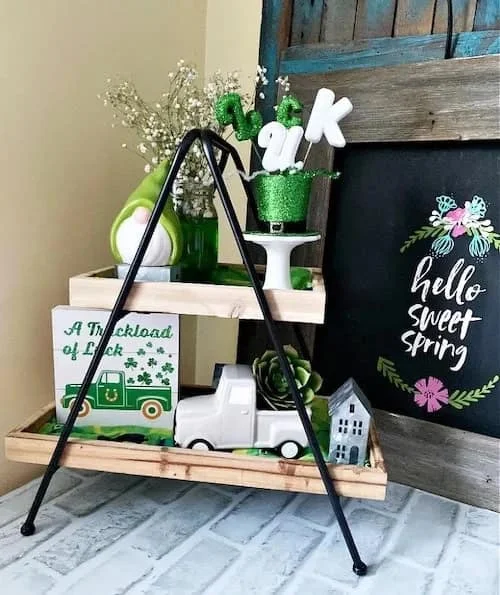 6. Decoración de bandeja columnar para el Día de San Patricio con artículos comprados por un dólar