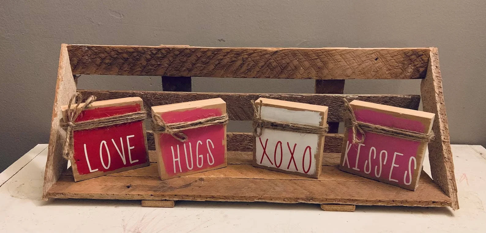 11. Holzblock mit Herzen im Rustik-Stil