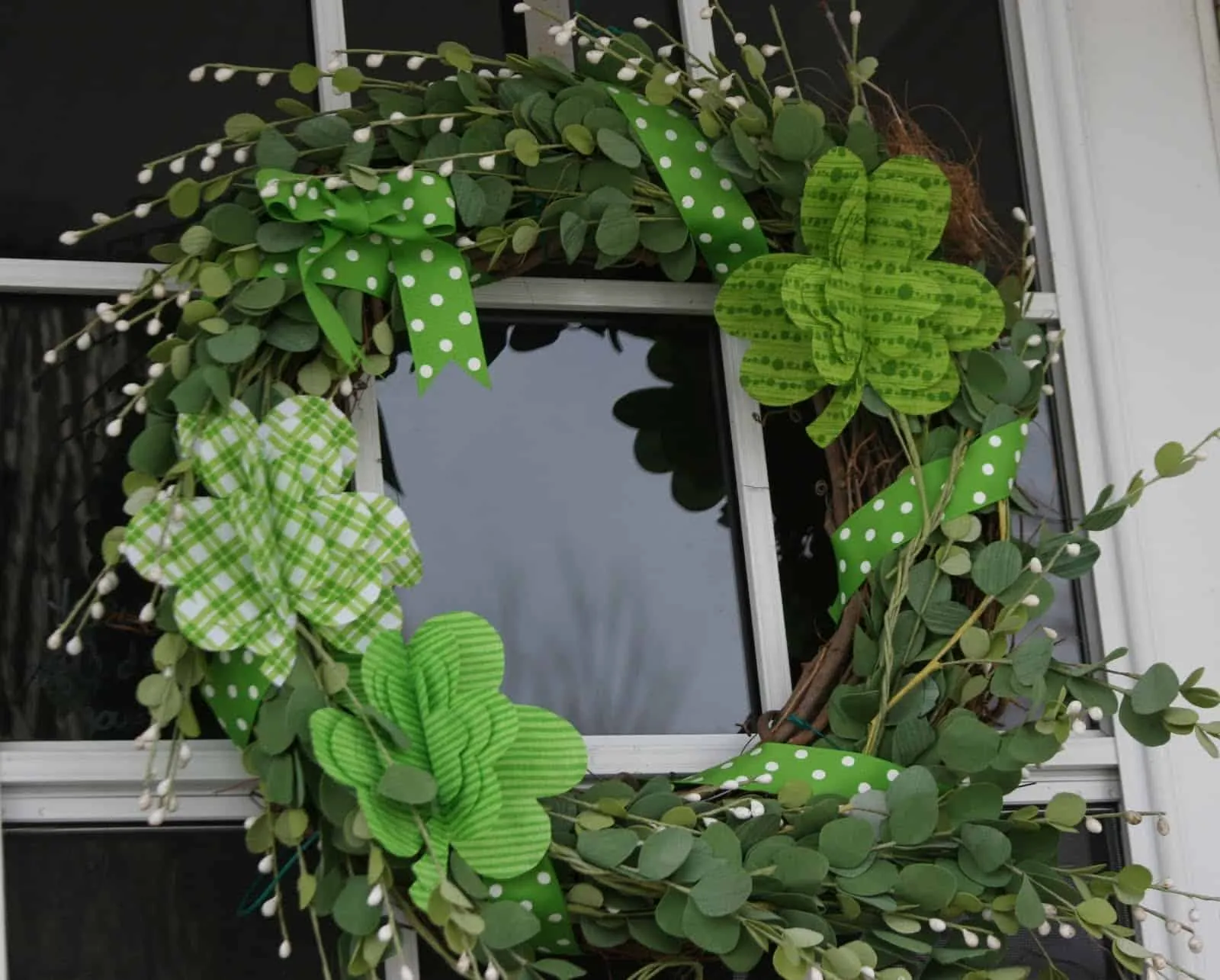 15. 带布制三叶草的圣帕特里克节DIY领结