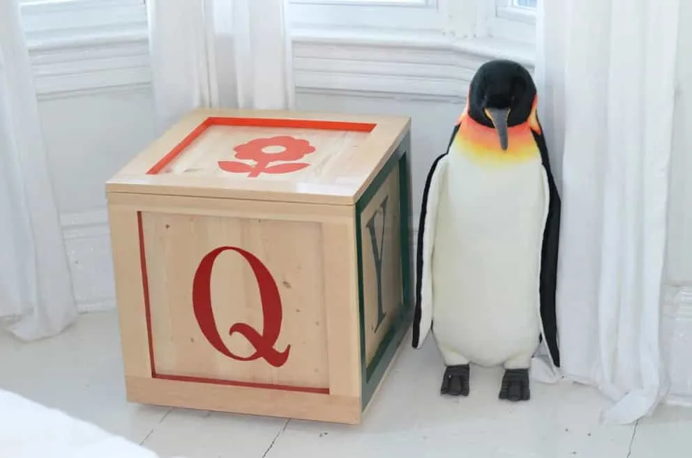 16. Огромная игровая коробка из деревянных букв