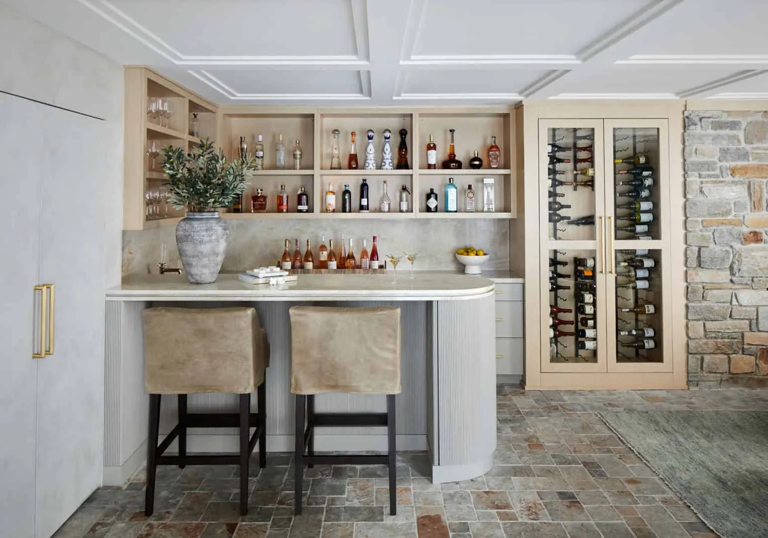 7. 层次丰富且奢华：厨房与家庭空间翻新