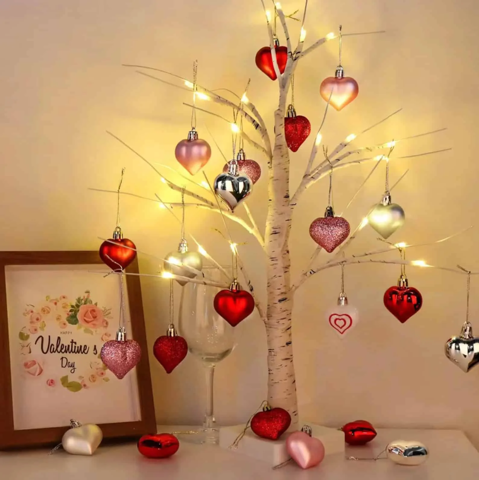 10. Beleuchteter Birkenbaum mit herzigen Dekorationen