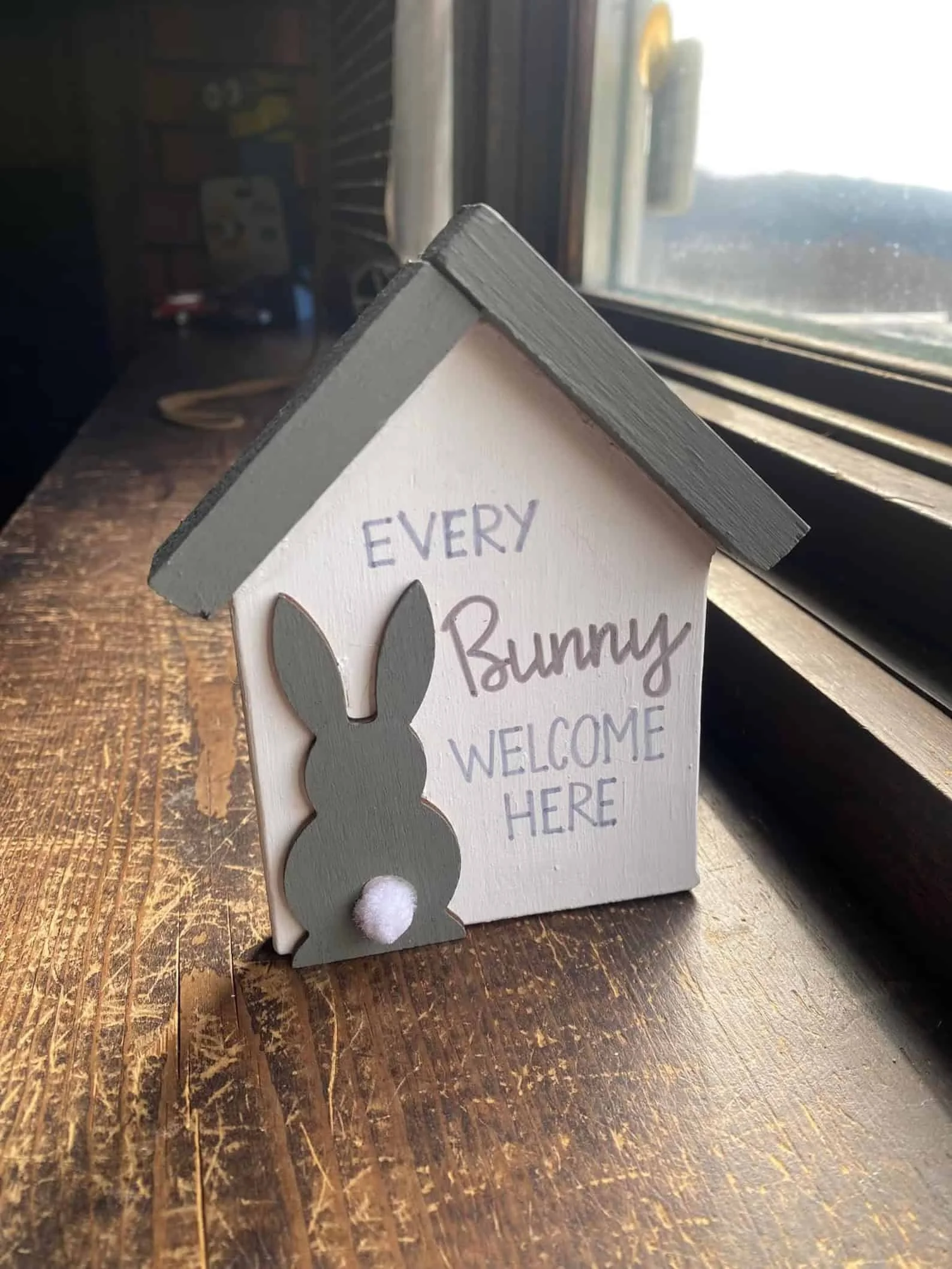 15. “所有兔子在此欢迎”标识