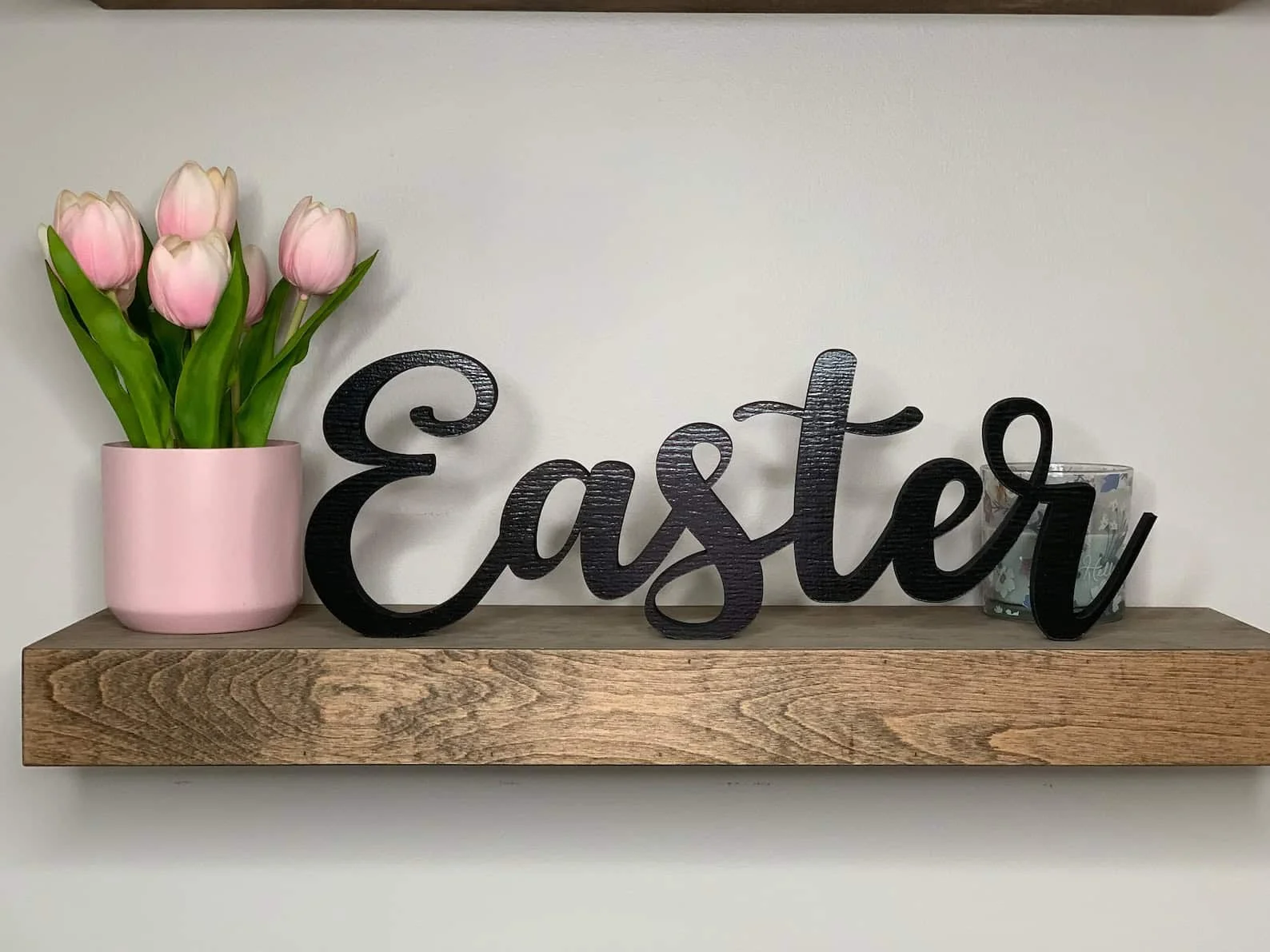 6. 自由站立的木制复活节标识