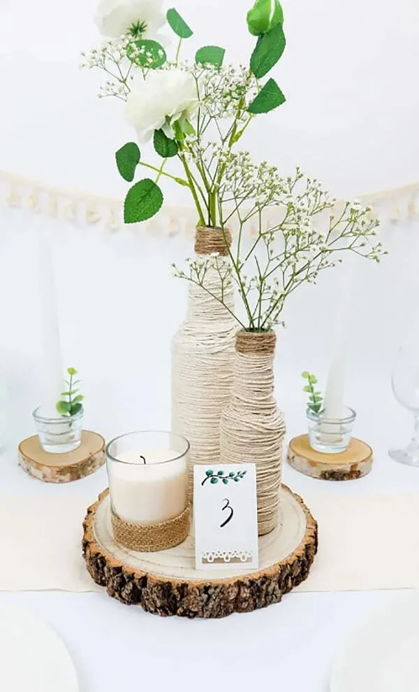 3. Centro de mesa DIY hecho con botellas recicladas
